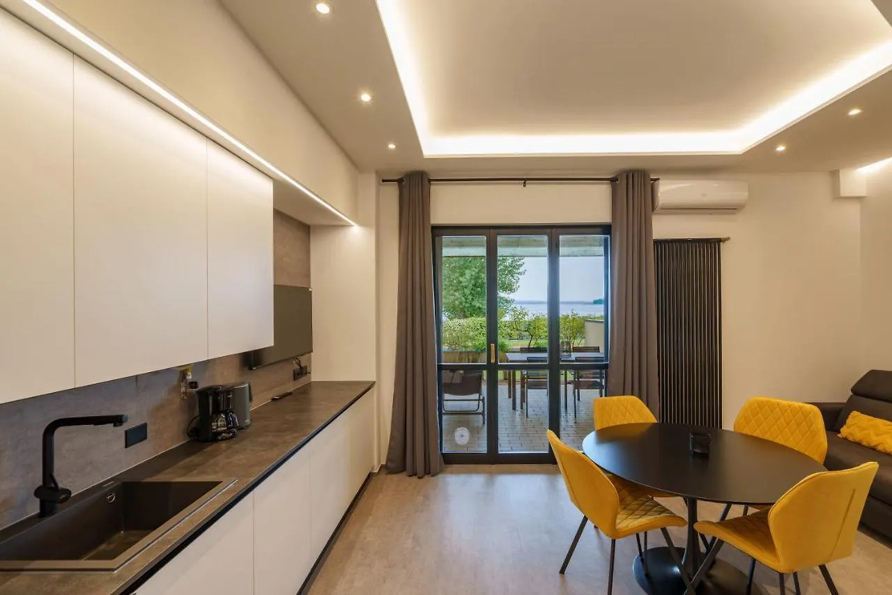 סירמיונה Lakeview Apartment Primea