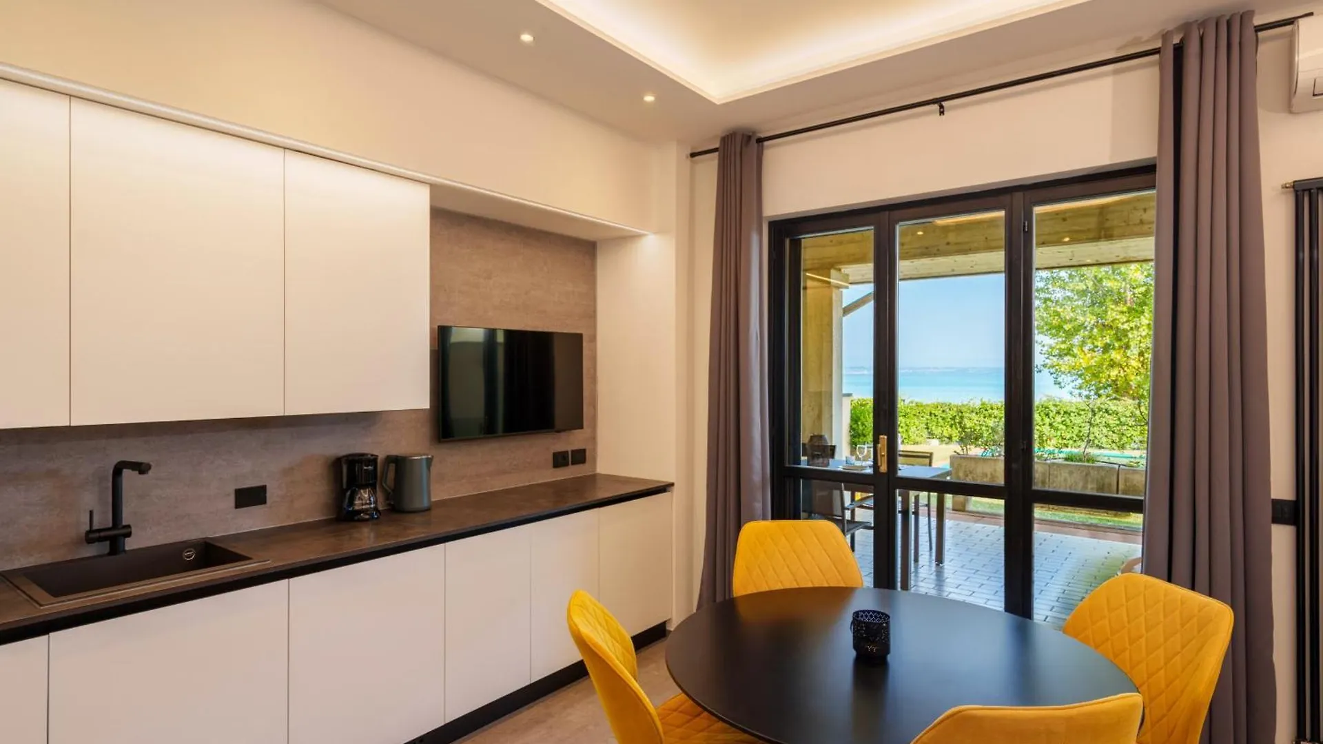 הקונטקטים של Lakeview Apartment Primea